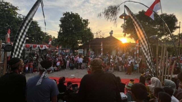 Warga Kampung Tower RW 002, Desa Hegarmukti, Kecamatan Cikarang Pusat, Kabupaten Bekasi, menggelar sebuah acara bertajuk ‘Kirab Kemerdekaan’ dalam rangka memperingati Hari Ulang Tahun (HUT) ke-80 Kemerdekaan Republik Indonesia (RI)