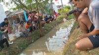 Ratusan warga RT 052 RW 013 Perumahan Cikarang Utama Residence, Desa Jayasampurna, Kecamatan Serang Baru saat mengikuti lomba mancing ikan di parit dalam rangka perayaan HUT ke-80 Kemerdekaan Republik Indonesia.