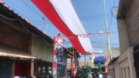 Dalam rangka memperingati Hari Ulang Tahun Republik Indonesia ke-80, warga Kampung Rengasbandung, Desa Karangsambung, Kecamatan Kedungwaringin, Kabupaten Bekasi menghias wilayah mereka menggunakan bendera merah putih sepanjang 1 kilometer