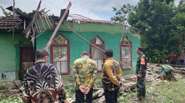 Mushola Nurul Islam di Kp Walahar RT 15 RW 06 Desa Sukabungah Kecamatan Bojongmangu mengalami rusak berat akibat gempa yang mengguncang Kabupaten Bekasi dan Karawang dengan kekuatan magnitudo 4,9 pada Rabu (20/08) malam.