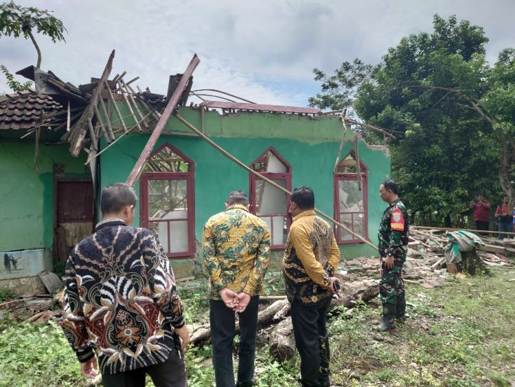 Mushola Nurul Islam di Kp Walahar RT 15 RW 06 Desa Sukabungah Kecamatan Bojongmangu mengalami rusak berat akibat gempa yang mengguncang Kabupaten Bekasi dan Karawang dengan kekuatan magnitudo 4,9 pada Rabu (20/08) malam.