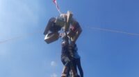 Pemerintah Kabupaten Bekasi memeriahkan peringatan Hari Ulang Tahun (HUT) ke-80 Kemerdekaan Republik Indonesia (RI) dan Hari Jadi Kabupaten Bekasi ke-75 Tahun dengan menggelar lomba tradisional panjat pinang. Kegiatan mencuri perhatian warga. Karena para peserta tidak hanya laki-laki tapi ada juga emak-emak yang terdiri dari dua kelompok.