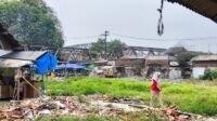 Tiga bulan paska kebakaran, lahan yang dahulunya dijadikan lapak pedagang di Pasar Bojong, Desa Bojong Gede, Kecamatan Kedungwaringin, Kabupaten Bekasi kini ditumbuhi rumput liar. Puing-puing bangunan atau kios pedagang yang roboh masih berserakan dan banyak yang belum dibersihkan.