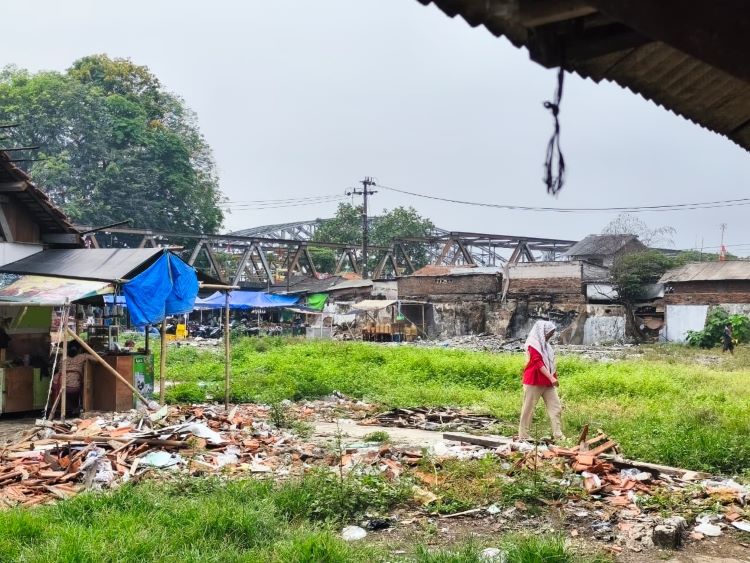 Tiga bulan paska kebakaran, lahan yang dahulunya dijadikan lapak pedagang di Pasar Bojong, Desa Bojong Gede, Kecamatan Kedungwaringin, Kabupaten Bekasi kini ditumbuhi rumput liar. Puing-puing bangunan atau kios pedagang yang roboh masih berserakan dan banyak yang belum dibersihkan.