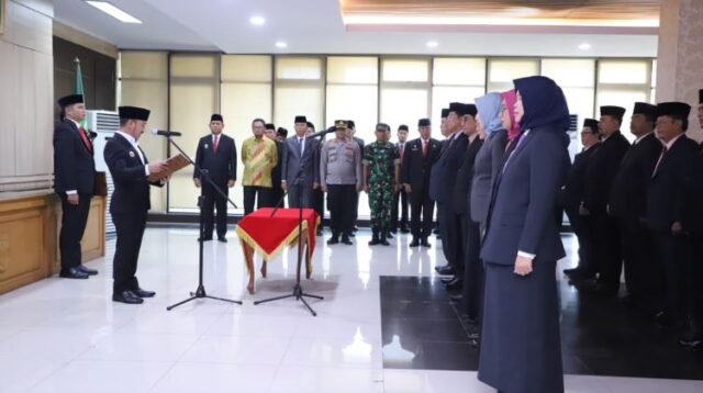 Bupati Bekasi, Ade Kuswara Kunang menyampaikan harapan besar kepada para pejabat yang baru dilantik, terutama terkait peningkatan Pendapatan Asli Daerah (PAD). Ia menekankan pentingnya inovasi Badan Pendapatan Daerah (Bapenda) dalam menggenjot pendapatan daerah melalui pajak, retribusi, dan sumber-sumber lainnya, tanpa membebani masyarakat kecil.