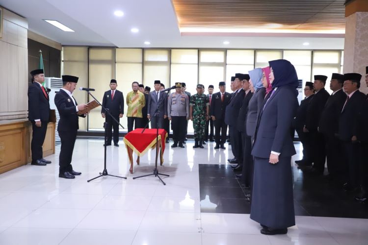 Bupati Bekasi, Ade Kuswara Kunang menyampaikan harapan besar kepada para pejabat yang baru dilantik, terutama terkait peningkatan Pendapatan Asli Daerah (PAD). Ia menekankan pentingnya inovasi Badan Pendapatan Daerah (Bapenda) dalam menggenjot pendapatan daerah melalui pajak, retribusi, dan sumber-sumber lainnya, tanpa membebani masyarakat kecil.