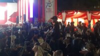 ibuan warga memadati Komplek Perkantoran Pemerintah Kabupaten Bekasi pada Selasa (19/08) malam untuk menyaksikan pagelaran seni budaya Wayang Golek Giri Harja 3. Acara ini menjadi puncak peringatan Hari Jadi Kabupaten Bekasi ke-75 dan Hari Ulang Tahun (HUT) ke-80 Kemerdekaan Republik Indonesia. Suasana meriah terasa sejak sore hari, dengan hadirnya berbagai pedagang makanan, minuman, dan penyedia jasa sewa tikar dadakan yang turut memanfaatkan momen keramaian untuk mencari penghasilan tambahan.
