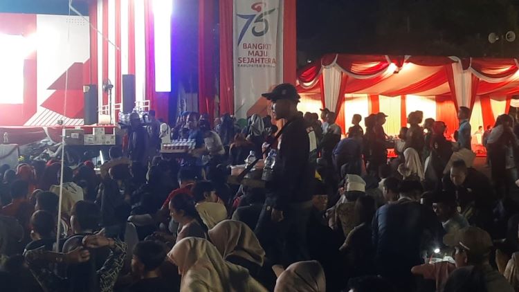 ibuan warga memadati Komplek Perkantoran Pemerintah Kabupaten Bekasi pada Selasa (19/08) malam untuk menyaksikan pagelaran seni budaya Wayang Golek Giri Harja 3. Acara ini menjadi puncak peringatan Hari Jadi Kabupaten Bekasi ke-75 dan Hari Ulang Tahun (HUT) ke-80 Kemerdekaan Republik Indonesia. Suasana meriah terasa sejak sore hari, dengan hadirnya berbagai pedagang makanan, minuman, dan penyedia jasa sewa tikar dadakan yang turut memanfaatkan momen keramaian untuk mencari penghasilan tambahan.