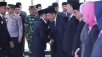 Bupati Bekasi, Ade Kuswara Kunang, melantik 14 pejabat struktural di lingkungan Pemerintah Kabupaten (Pemkab) Bekasi. Rotasi jabatan ini melibatkan pejabat eselon II setingkat kepala perangkat daerah. Namun, posisi strategis Sekretaris Daerah (Sekda) Kabupaten Bekasi kosong dan masih belum akan ditentukan dalam waktu dekat. Dedy Supriyadi yang sebelumnya jadi Sekda Kabupaten Bekasi mendapat jabatan baru sebagai Staf Ahli Bidang Pemerintahan, Hukum, dan Politik.