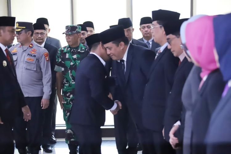 Bupati Bekasi, Ade Kuswara Kunang, melantik 14 pejabat struktural di lingkungan Pemerintah Kabupaten (Pemkab) Bekasi. Rotasi jabatan ini melibatkan pejabat eselon II setingkat kepala perangkat daerah. Namun, posisi strategis Sekretaris Daerah (Sekda) Kabupaten Bekasi kosong dan masih belum akan ditentukan dalam waktu dekat. Dedy Supriyadi yang sebelumnya jadi Sekda Kabupaten Bekasi mendapat jabatan baru sebagai Staf Ahli Bidang Pemerintahan, Hukum, dan Politik.