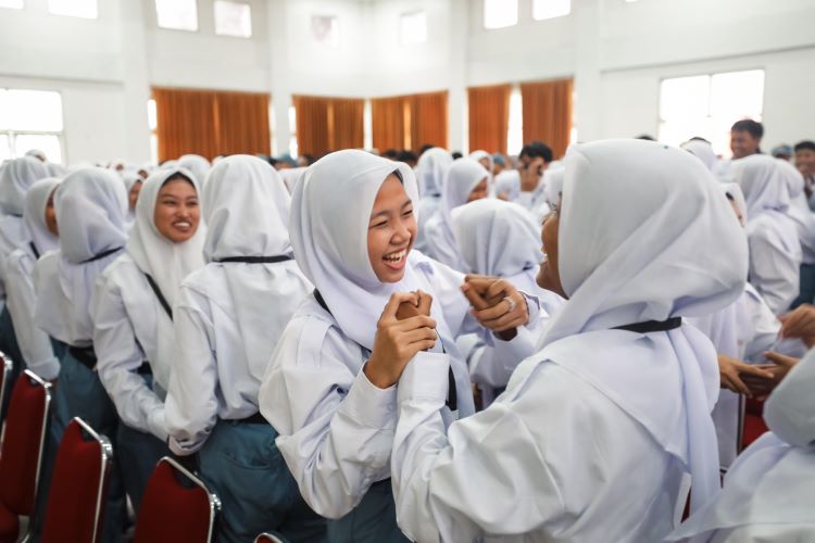 Pada tahun ajaran 2025/2026, sebanyak 44 siswa dari 17 kecamatan di Kabupaten Bekasi telah terdaftar di Sekolah Rakyat di Sentra Terpadu Pangudi Luhur (STPL), Bulak Kapal, Bekasi Timur, Kota Bekasi. Mereka berasal dari jenjang pendidikan SMA. Penetapan resmi siswa dilakukan oleh kepala daerah melalui Surat Keputusan (SK) Bupati Bekasi.