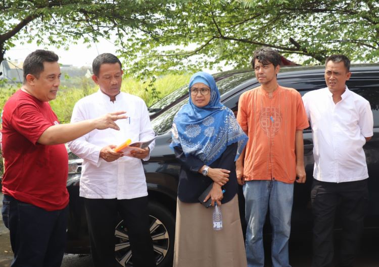 Sekretaris Daerah (Sekda) Kabupaten Bekasi, Dedy Supriyadi, mendampingi tim dari Kementerian Pekerjaan Umum dan Perumahan Rakyat (PUPR) Republik Indonesia meninjau lokasi pembangunan Sekolah Rakyat, di wilayah Cikarang Pusat