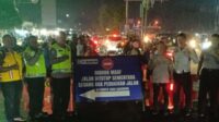 Ruas jalan Simpang Sentra Grosir Cikarang (SGC) arah Karawang ditutup sementara akibat perbaikan jembatan yang mengalami penurunan konstruksi beberapa sentimeter. Penutupan ini mulai berlaku sejak Sabtu (23/08) dan diperkirakan akan berlangsung hingga September mendatang. Selama masa perbaikan, Satuan Lalu Lintas (Satlantas) Polres Metro Bekasi memberlakukan rekayasa lalu lintas untuk mengurangi kepadatan kendaraan di wilayah tersebut.