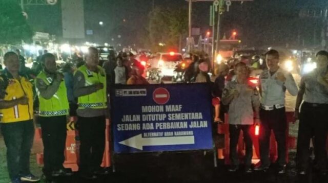 Ruas jalan Simpang Sentra Grosir Cikarang (SGC) arah Karawang ditutup sementara akibat perbaikan jembatan yang mengalami penurunan konstruksi beberapa sentimeter. Penutupan ini mulai berlaku sejak Sabtu (23/08) dan diperkirakan akan berlangsung hingga September mendatang. Selama masa perbaikan, Satuan Lalu Lintas (Satlantas) Polres Metro Bekasi memberlakukan rekayasa lalu lintas untuk mengurangi kepadatan kendaraan di wilayah tersebut.