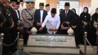 Bupati Bekasi, Ade Kuswara Kunang saat mengikuti kegiatan Istigosah dan Tabur Bunga yang digelar di Makam KH Noer Ali, Komplek Pondok Attaqwa Putri, Kelurahan Bahagia, Kecamatan Babelan, pada Sabtu (16/08).