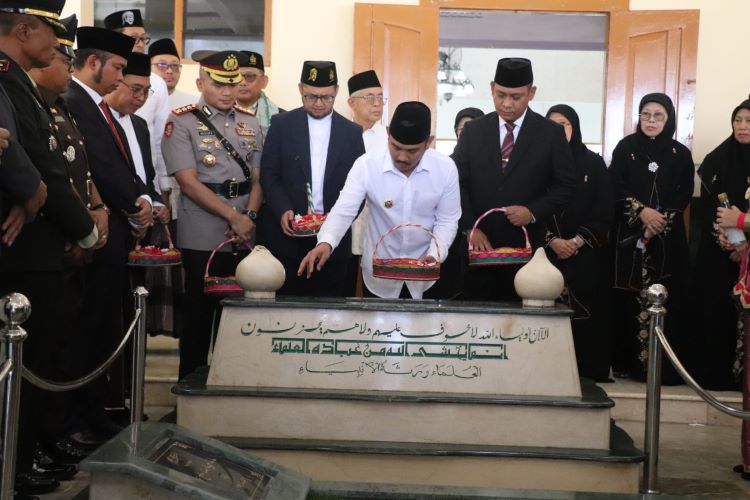 Bupati Bekasi, Ade Kuswara Kunang saat mengikuti kegiatan Istigosah dan Tabur Bunga yang digelar di Makam KH Noer Ali, Komplek Pondok Attaqwa Putri, Kelurahan Bahagia, Kecamatan Babelan, pada Sabtu (16/08).