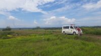 Warga Kampung Karangsambung, Desa Nagasari, Kecamatan Serang Baru, Kabupaten Bekasi digemparkan dengan penemuan mayat seorang pria di lahan persawahan pada Kamis (21/08) pagi. Mayat tersebut ditemukan dalam kondisi mengenaskan, dengan wajah dan kaki dilakban serta terdapat beberapa luka lebam di tubuhnya.