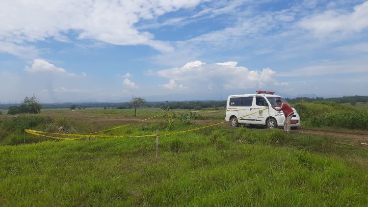 Warga Kampung Karangsambung, Desa Nagasari, Kecamatan Serang Baru, Kabupaten Bekasi digemparkan dengan penemuan mayat seorang pria di lahan persawahan pada Kamis (21/08) pagi. Mayat tersebut ditemukan dalam kondisi mengenaskan, dengan wajah dan kaki dilakban serta terdapat beberapa luka lebam di tubuhnya.