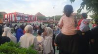Ratusan warga berkumpul di Plaza Pemkab Bekasi, Desa Sukamahi, Cikarang Pusat, untuk menyaksikan upacara penurunan bendera Merah Putih dalam rangka peringatan HUT ke-80 Kemerdekaan Republik Indonesia, Minggu (17/08).