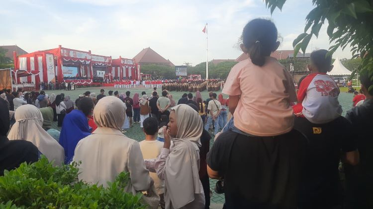 Ratusan warga berkumpul di Plaza Pemkab Bekasi, Desa Sukamahi, Cikarang Pusat, untuk menyaksikan upacara penurunan bendera Merah Putih dalam rangka peringatan HUT ke-80 Kemerdekaan Republik Indonesia, Minggu (17/08).