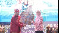 Asisten Pemerintahan dan Kesejahteraan Rakyat (Asda I) Kabupaten Bekasi, Sri Enny Mainiarti, mewakili Bupati Bekasi Ade Kuswara Kunang menghadiri Pagelaran Wayang Golek dalam rangka Puncak Acara Hari Jadi Kabupaten Bekasi ke-75 dan HUT RI ke-80. Bertempat di Plaza Pemkab Bekasi Cikarang Pusat, Selasa (19/08) malam.