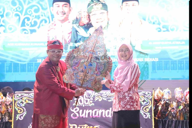Asisten Pemerintahan dan Kesejahteraan Rakyat (Asda I) Kabupaten Bekasi, Sri Enny Mainiarti, mewakili Bupati Bekasi Ade Kuswara Kunang menghadiri Pagelaran Wayang Golek dalam rangka Puncak Acara Hari Jadi Kabupaten Bekasi ke-75 dan HUT RI ke-80. Bertempat di Plaza Pemkab Bekasi Cikarang Pusat, Selasa (19/08) malam.