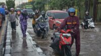 Pengendara motor terjebak banjir di Jalan Raya Imam Bonjol, Kecamatan Cikarang Barat Kabupaten Bekasi.