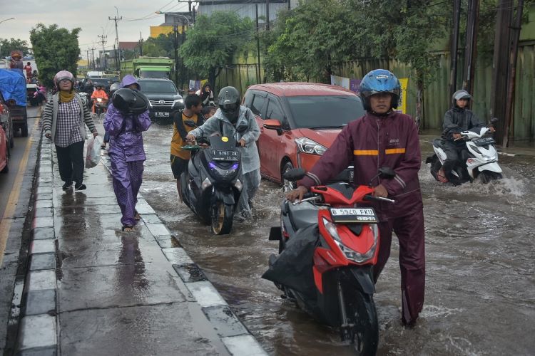 Pengendara motor terjebak banjir di Jalan Raya Imam Bonjol, Kecamatan Cikarang Barat Kabupaten Bekasi.