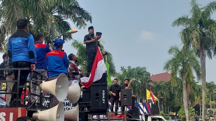 Bupati Bekasi Ade Kuswara Kunang saat menemui massa buruh yang menggelar aksi di Komplek Perkantoran Pemkab Bekasi, Kamis (25/09)