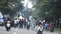 Ribuan buruh yang tergabung dalam Aliansi Persatuan Pekerja dan Rakyat (Perak) menggelar aksi unjuk rasa di kompleks perkantoran Pemkab Bekasi, Kamis (25/09). Massa buruh yang berasal dari berbagai perusahaan di kawasan industri di Kabupaten Bekasi tersebut berkumpul untuk memperjuangkan hak kerja yang lebih baik serta kehidupan yang layak.