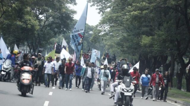 Ribuan buruh yang tergabung dalam Aliansi Persatuan Pekerja dan Rakyat (Perak) menggelar aksi unjuk rasa di kompleks perkantoran Pemkab Bekasi, Kamis (25/09). Massa buruh yang berasal dari berbagai perusahaan di kawasan industri di Kabupaten Bekasi tersebut berkumpul untuk memperjuangkan hak kerja yang lebih baik serta kehidupan yang layak.