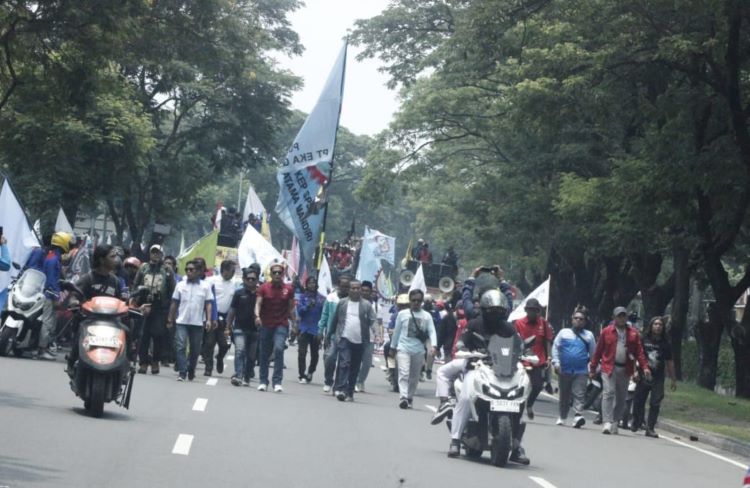 Ribuan buruh yang tergabung dalam Aliansi Persatuan Pekerja dan Rakyat (Perak) menggelar aksi unjuk rasa di kompleks perkantoran Pemkab Bekasi, Kamis (25/09). Massa buruh yang berasal dari berbagai perusahaan di kawasan industri di Kabupaten Bekasi tersebut berkumpul untuk memperjuangkan hak kerja yang lebih baik serta kehidupan yang layak.