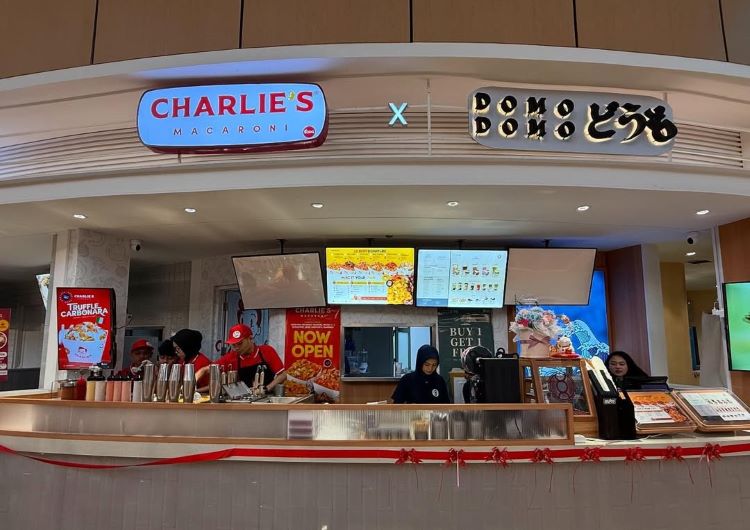 Outlet Charlie’s Macaroni x Domo-Domo di lantai 2 Food Court Aeon Mall Cikarang.
