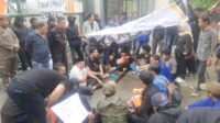 Di tengah guyuran hujan, pimpinan dan anggota DPRD Kabupaten Bekasi turun langsung menemui puluhan massa pengunjuk rasa yang menggelar aksi di Komplek Perkantoran Pemkab Bekasi, Selasa (16/09) siang.