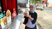 Es Kopi Klepon, menu terbatas Nescafe Indonesia dengan menggabungkan rasa khas jajanan tradisional Indonesia, yakni kue klepon, ke dalam dua varian kopi: Latte Klepon dan Americano Klepon.