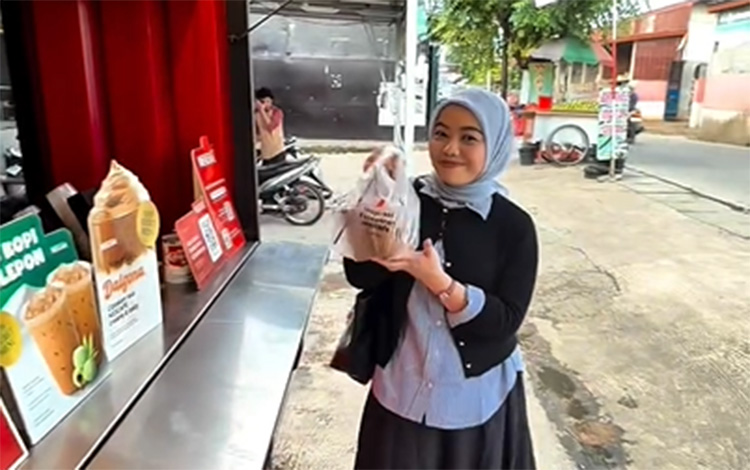 Es Kopi Klepon, menu terbatas Nescafe Indonesia dengan menggabungkan rasa khas jajanan tradisional Indonesia, yakni kue klepon, ke dalam dua varian kopi: Latte Klepon dan Americano Klepon.