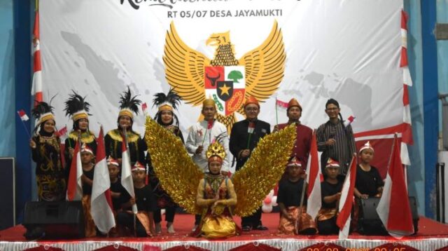 Puncak peringatan Hari Ulang Tahun (HUT) ke-80 Kemerdekaan Republik Indonesia di RT 05 RW 07 Desa Jayamukti, Kecamatan Cikarang Pusat, Kabupaten Bekasi