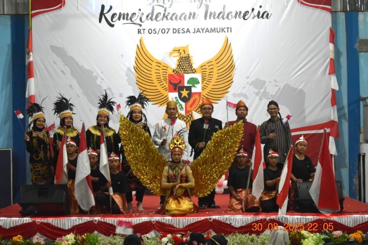 Puncak peringatan Hari Ulang Tahun (HUT) ke-80 Kemerdekaan Republik Indonesia di RT 05 RW 07 Desa Jayamukti, Kecamatan Cikarang Pusat, Kabupaten Bekasi