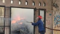 Sebuah gudang toko perabotan rumah tangga di Gang Swadaya I, Desa Babelan Kota, Kecamatan Babelan, Kabupaten Bekasi, hangus terbakar pada Selasa (09/09) pagi. Kebakaran ini diduga dipicu oleh pembakaran sampah liar di dekat lokasi gudang. 