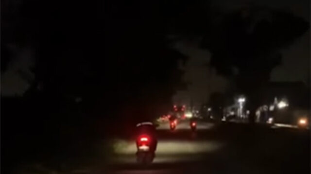 Lampu Penerangan Jalan Umum (PJU) di sepanjang Jalan Inspeksi Kalimalang, Kabupaten Bekasi, dari pertigaan Pool Bus Sinarjaya hingga Flyover Tegal Gede pada sejak beberapa bulan lalu. Kondisi ini menuai keluhan dari warga dan pengguna jalan yang khawatir akan keselamatan mereka, terutama saat melintas di malam hari.