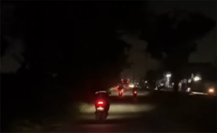 Lampu Penerangan Jalan Umum (PJU) di sepanjang Jalan Inspeksi Kalimalang, Kabupaten Bekasi, dari pertigaan Pool Bus Sinarjaya hingga Flyover Tegal Gede pada sejak beberapa bulan lalu. Kondisi ini menuai keluhan dari warga dan pengguna jalan yang khawatir akan keselamatan mereka, terutama saat melintas di malam hari.