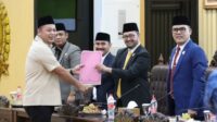 Ketua Panitia Khusus (Pansus) IV DPRD Kabupaten Bekasi, Ahmad Faisal menyerahkan laporan hasil pembahasan Perda Perlindungan LP2B kepada pimpinan DPRD, Rabu (17/09).