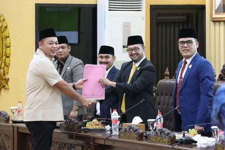 Ketua Panitia Khusus (Pansus) IV DPRD Kabupaten Bekasi, Ahmad Faisal menyerahkan laporan hasil pembahasan Perda Perlindungan LP2B kepada pimpinan DPRD, Rabu (17/09).