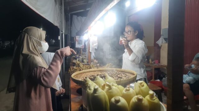 Di tengah tren jajanan kekinian yang terus bermunculan di berbagai sudut kota, makanan tradisional rebusan kembali menarik perhatian masyarakat. Menu sederhana seperti ubi, jagung, kacang, edamame, hingga pisang kini menjadi pilihan alternatif bagi warga yang ingin menikmati makanan sehat dengan harga terjangkau.