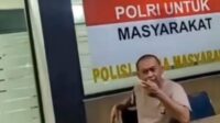 Screenshoot rekaman video yang memperlihatkan oknum anggota kepolisian menyarankan warga untuk melepas pelaku pencurian motor yang telah tertangkap.