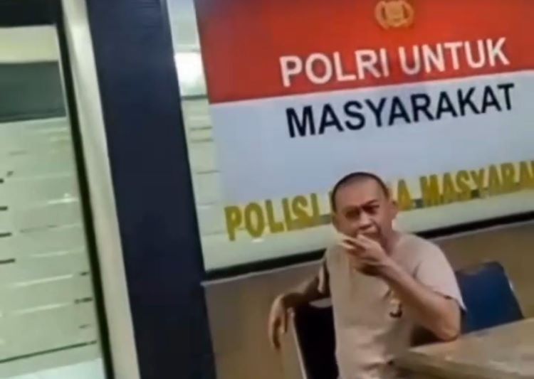 Screenshoot rekaman video yang memperlihatkan oknum anggota kepolisian menyarankan warga untuk melepas pelaku pencurian motor yang telah tertangkap.