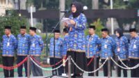 Pj. Sekretaris Daerah Kabupaten Bekasi Ida Farida saat memimpin upacara peringatan Hari Korps Pegawai Republik Indonesia (Korpri), diikuti seluruh pegawai di Lingkungan Pemkab Bekasi, Rabu (17/09) pagi.