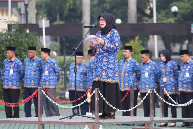 Pj. Sekretaris Daerah Kabupaten Bekasi Ida Farida saat memimpin upacara peringatan Hari Korps Pegawai Republik Indonesia (Korpri), diikuti seluruh pegawai di Lingkungan Pemkab Bekasi, Rabu (17/09) pagi.
