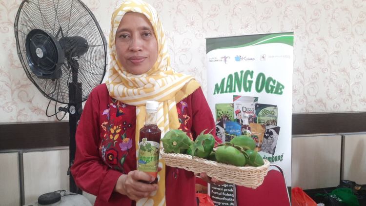 Kelompok UMKM Kebaya berhasil mengolah buah pedada dari tanaman mengrove jenis sonneratia caseolaris menjadi berbagai produk makanan dan minuman, salah satunya adalah sirup mangrove yang kaya akan manfaat.