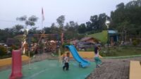 Taman Wisata Ridogalih Asri, yang berlokasi di Kampung Putat RT. 002, RW. 003, Desa Ridogalih, Kecamatan Cibarusah, kini menjadi salah satu tempat favorit warha untuk melepas penat sekaligus mengajak anak-anak bermain.